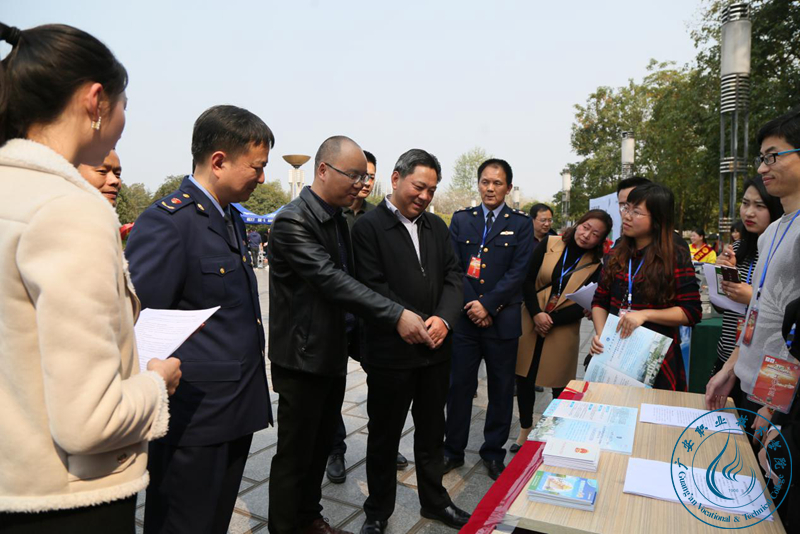 丁湘參觀學校展臺 丁湘參觀學校展臺