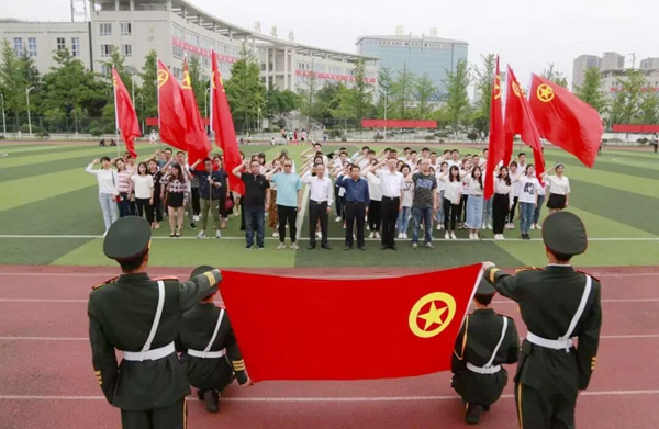 重溫入團(tuán)誓詞 傳承“五四”精神 重溫入團(tuán)誓詞 傳承“五四”精神